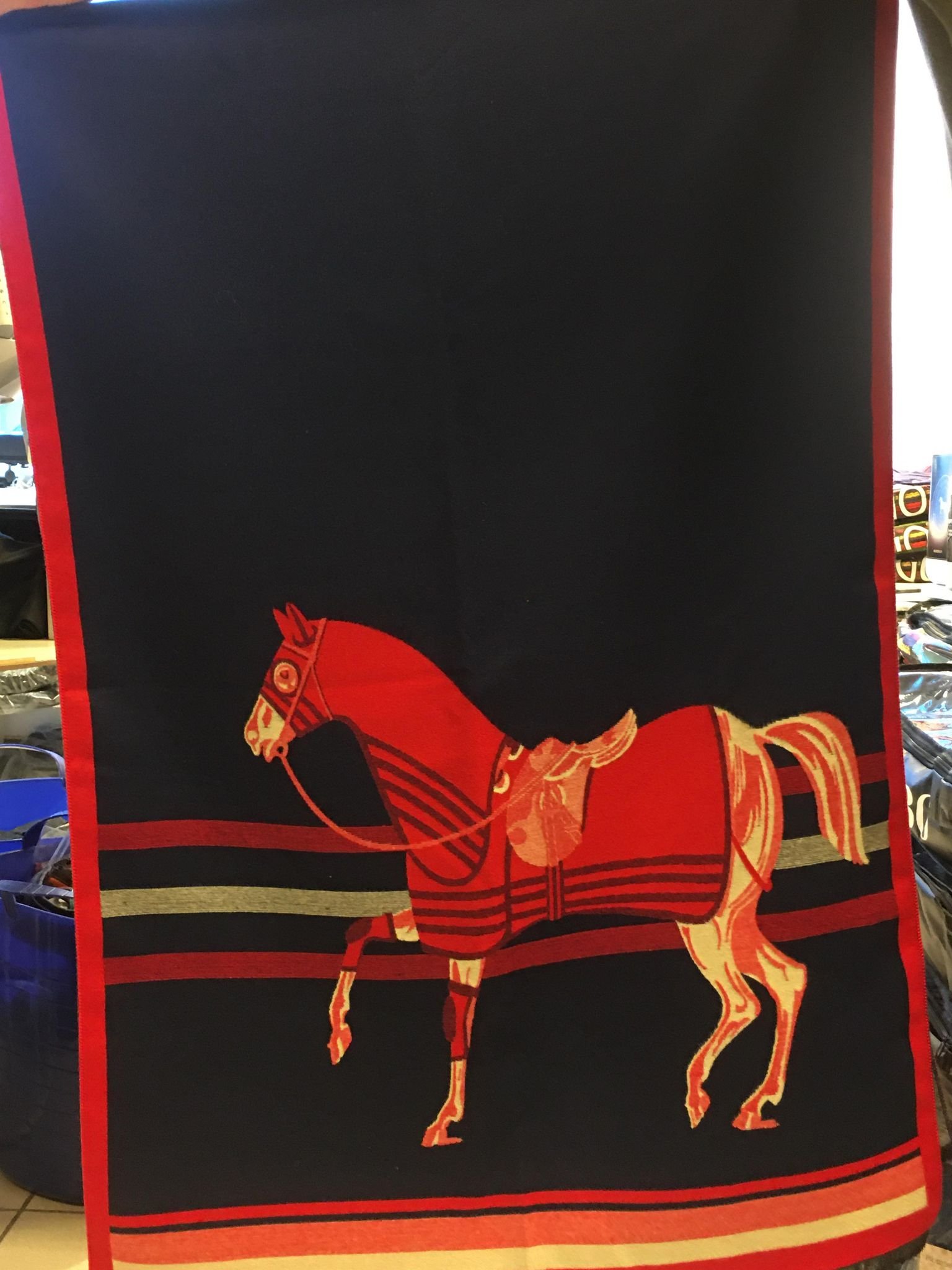 Sjal med motiv av hester (navy med røde detalher, stor hest)